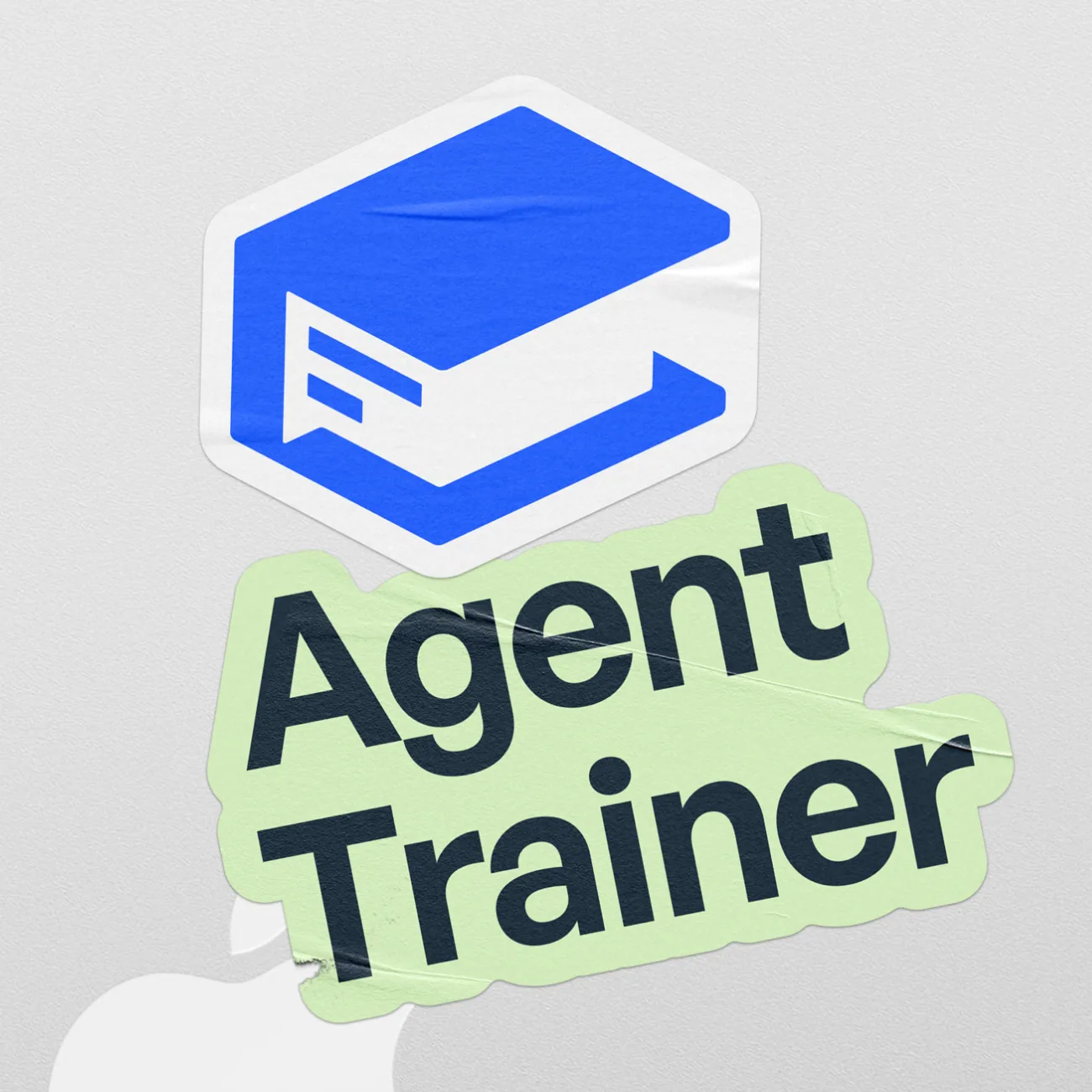 Logo und Wortmarke von Agent Trainer als Aufkleber auf einem Laptop