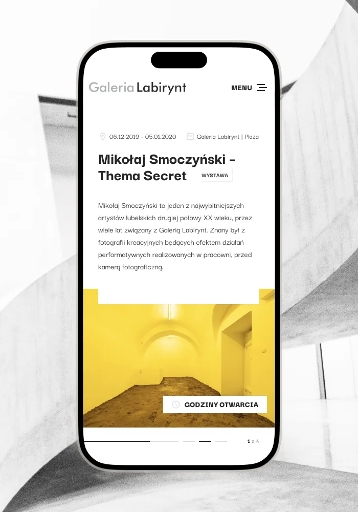 Mobile Website der Galeria Labirynt mit einer Ausstellungsseite auf einem Smartphone