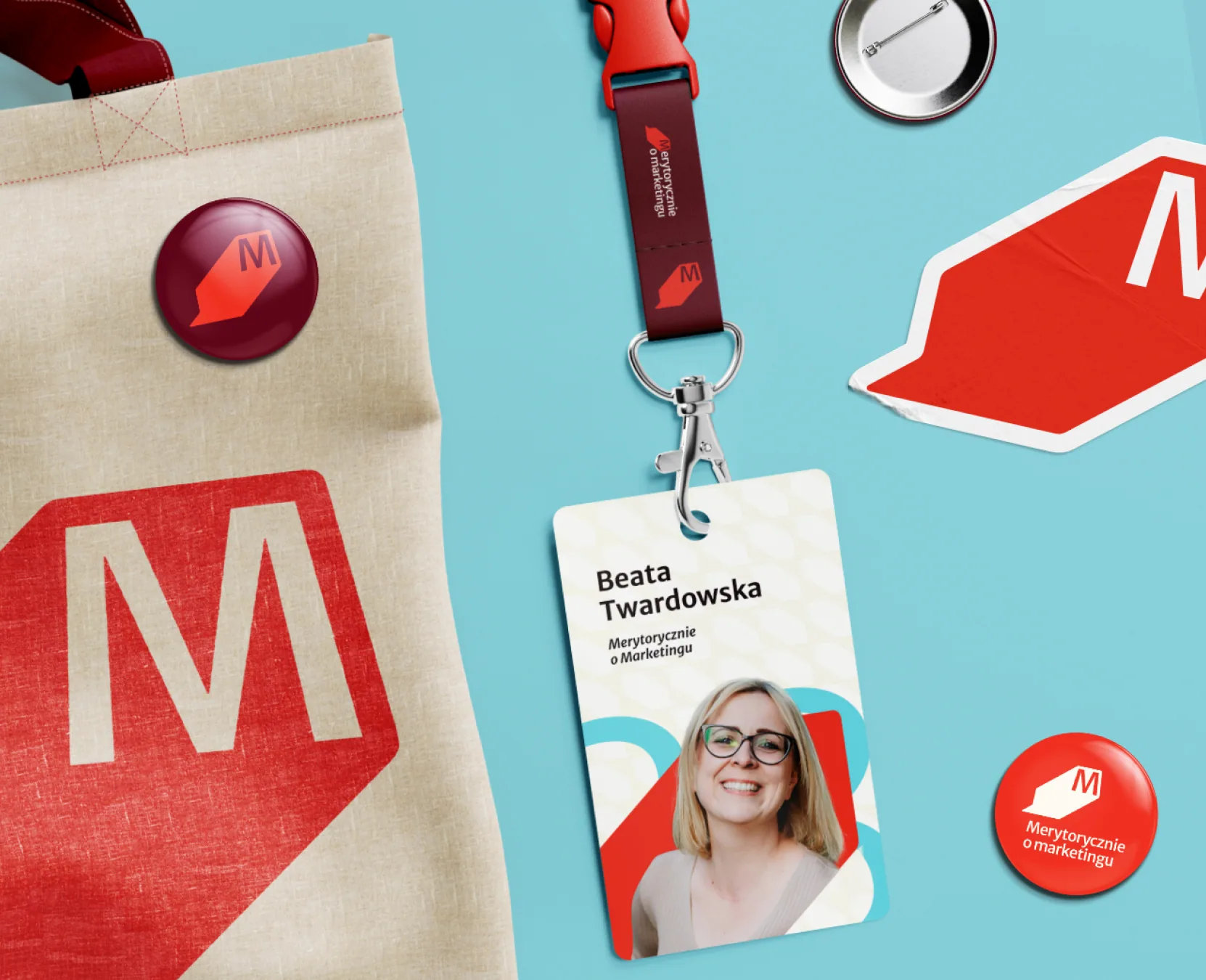 MOM-Merchandise: Stofftasche, Event-Namensschild mit Umhängeband, Anstecker und Aufkleber mit dem Logo
