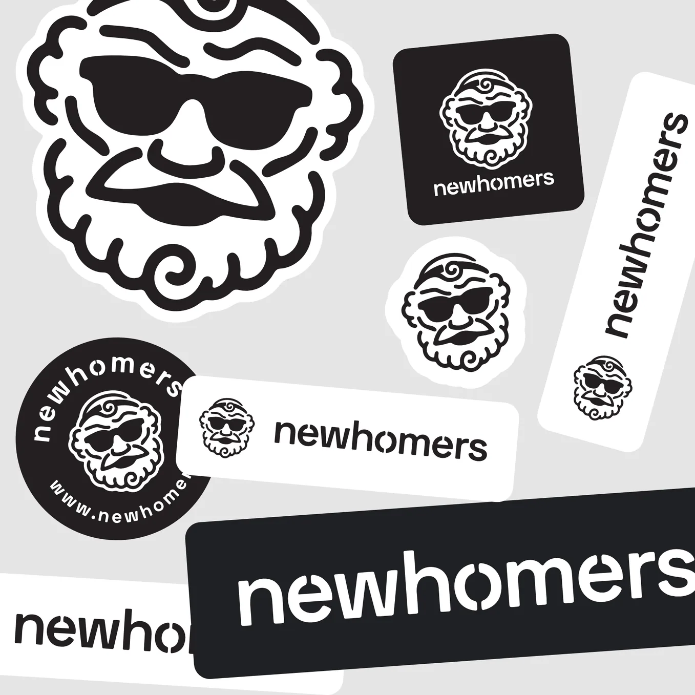 newhomers-Logovarianten auf Stickern und Etiketten mit Homer-Maskottchen und Stencil-Schriftzug
