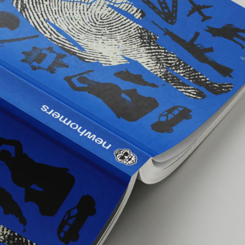 Blaues Buchcover mit newhomers-Logo auf dem Buchrücken und Silhouetten-Illustrationen im Street-Style