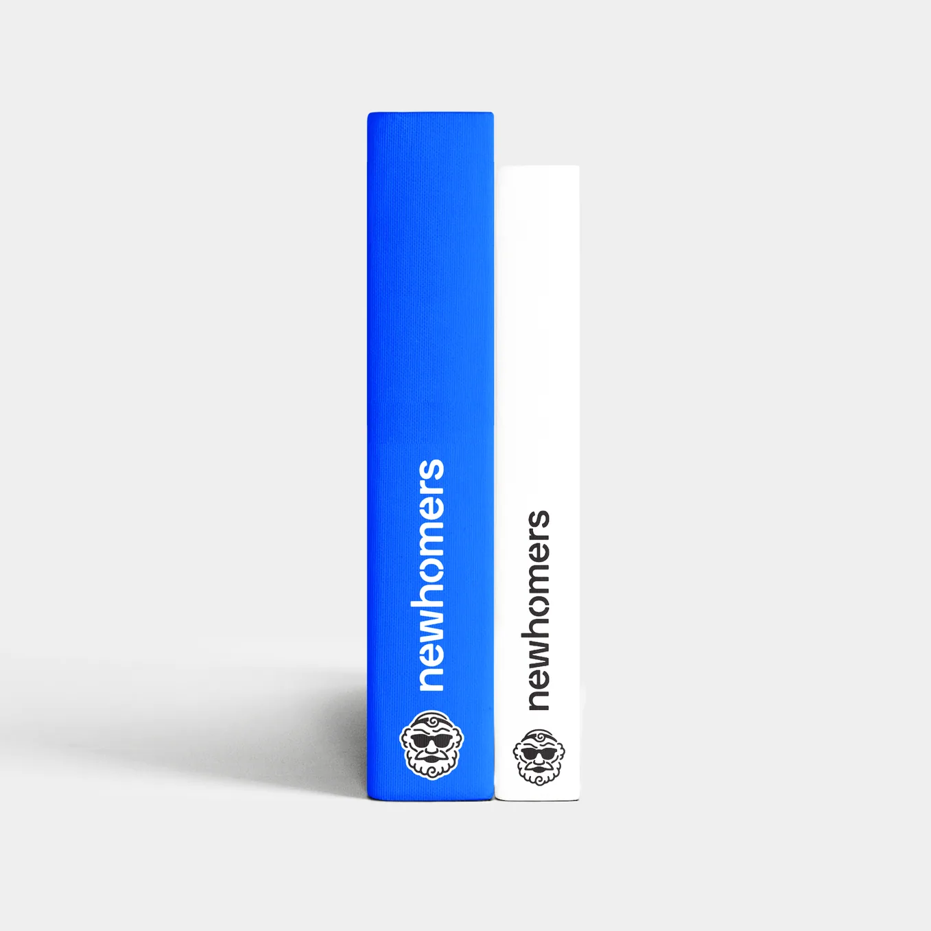 Blaue und weiße Buchrücken mit newhomers-Logo und Homer-Icon