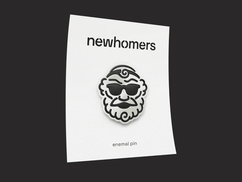 Emaille-Pin von newhomers: Homer-Maskottchen mit Sonnenbrille auf einer Trägerkarte
