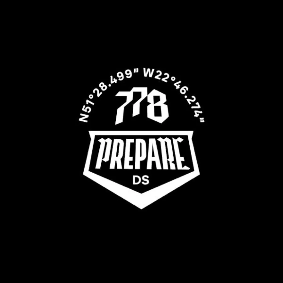 Badge-Logo PREPARE DS 778 mit geografischen Koordinaten, weiß auf Schwarz