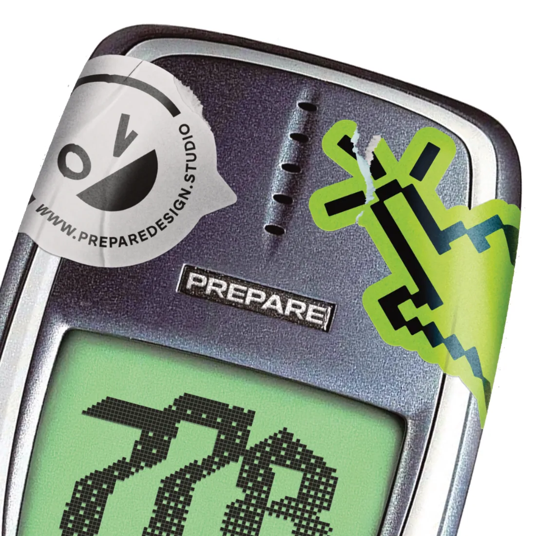 Nahaufnahme von PREPARE-Stickern auf einem Retro-Handy mit verpixeltem 778-Display