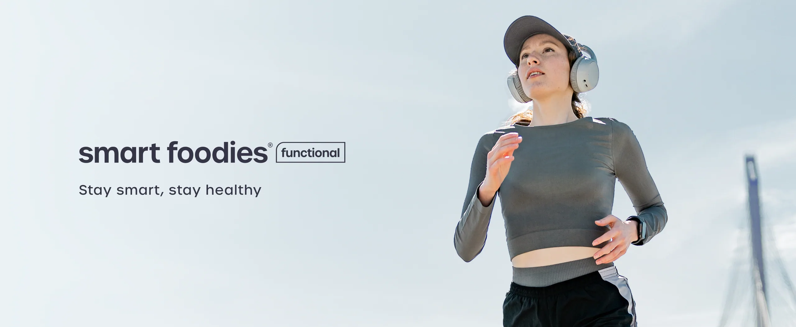 Logo und Claim von Smartfoodies Functional neben einer joggenden Frau mit Kopfhörern