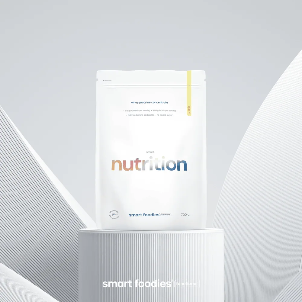 Whey-Protein-Beutel Smart Nutrition von Smartfoodies Functional auf einem weißen Podest