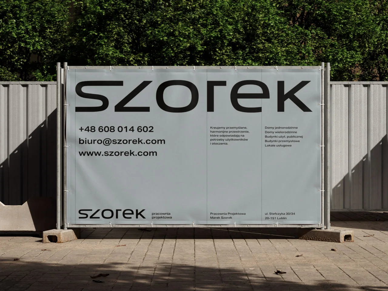 Logo und Kontaktdaten von SZOREK auf einem Banner am Bauzaun