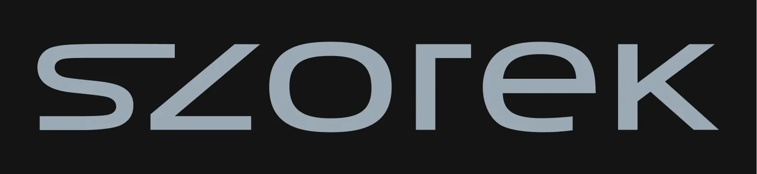 SZOREK-Logotyp in zementblauem Grau auf schwarzem Hintergrund